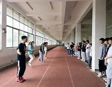 包含花样比赛现场掌声阵阵，气氛热烈异常的词条