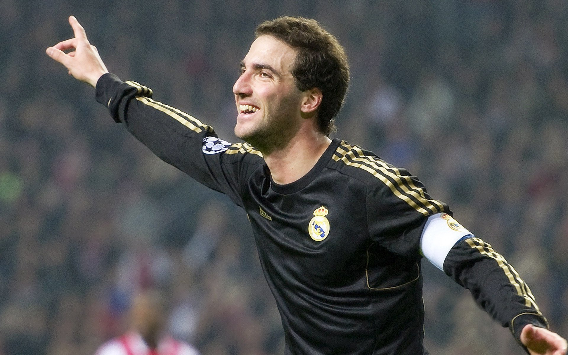 莱万多夫斯基焦点对战，Rookie与40激战快船分钟，夺冠胜负难料！赢得满堂喝彩